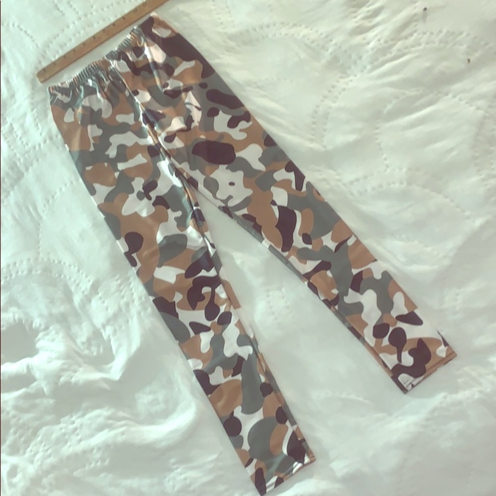 NWT Camouflage Leggings 🦌 Size Large
